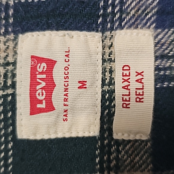 Levi's Relaxed Fit Plaid Casual Button Down - Size Medium - Green - Picture 3 of 3